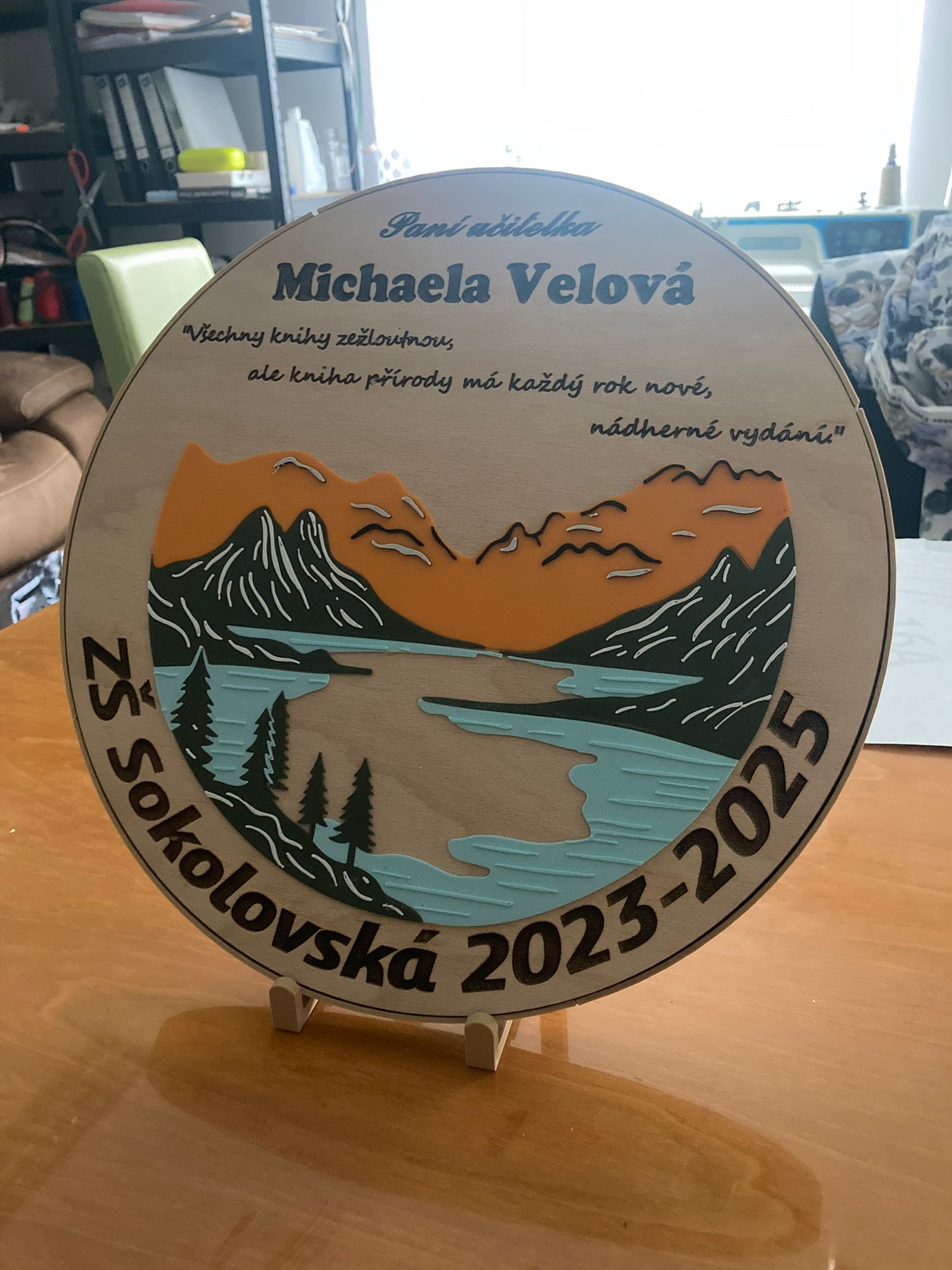 Výroba dřevěné medaile